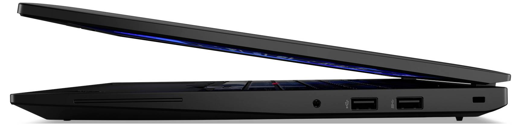 Eine Seitenansicht eines teilweise geschlossenen schwarzen Laptops mit sichtbarer blauer Tastaturbeleuchtung und zwei USB-Anschlüssen auf der rechten Seite.