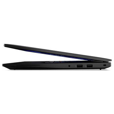 Eine Seitenansicht eines teilweise geschlossenen schwarzen Laptops mit sichtbarer blauer Tastaturbeleuchtung und zwei USB-Anschlüssen auf der rechten Seite.