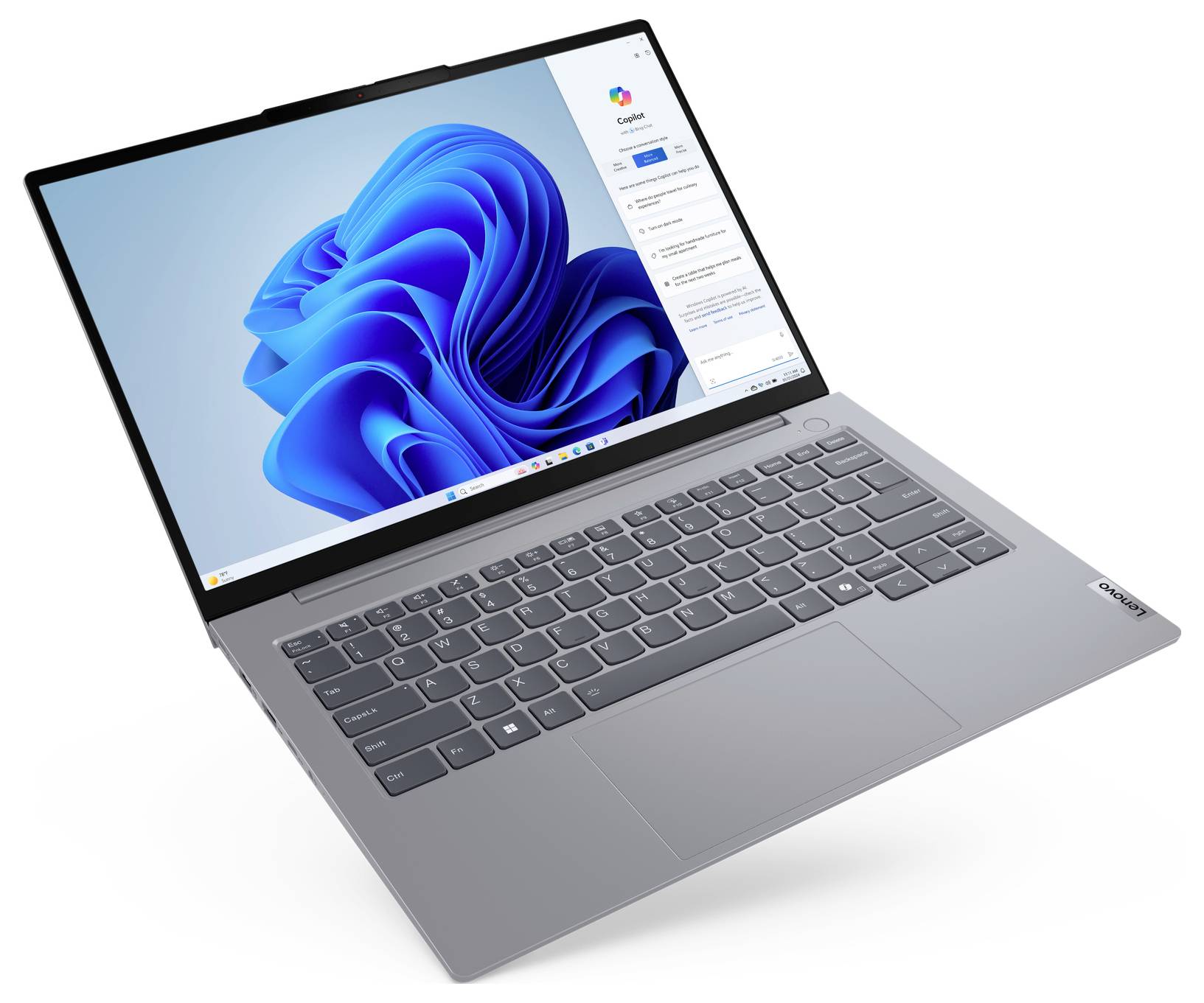 Ein silberner Laptop zeigt das blaue abstrakte Windows 11-Hintergrundbild und die 'Farben'-Einstellungen auf dem Bildschirm und präsentiert dabei sein schlankes Design und die vollständige Tastatur.