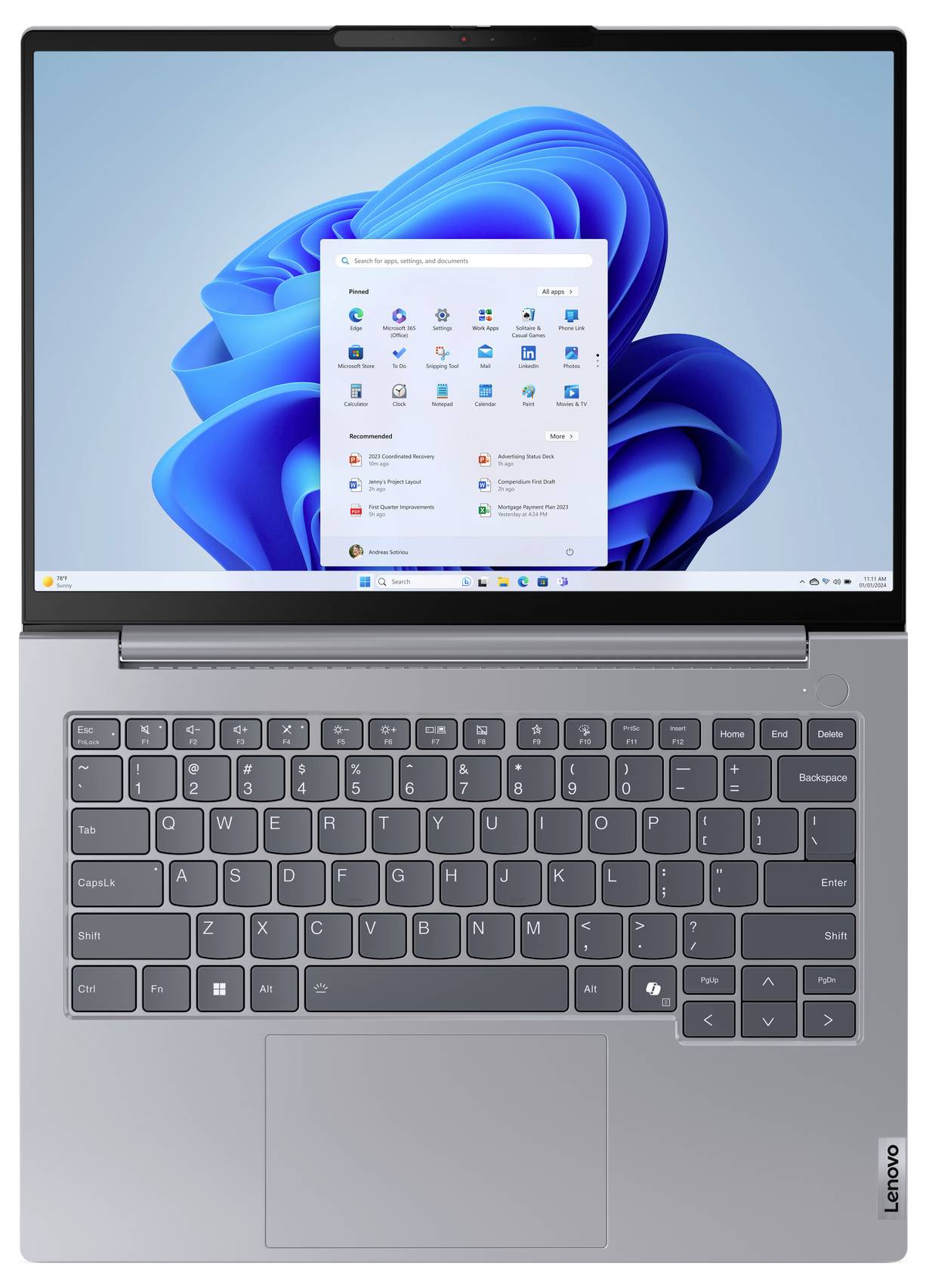 Ein silberner Laptop mit einem Windows 11 Startbildschirm, auf dem Icons und ein Startmenü zu sehen sind. Die Tastatur ist sichtbar und zeigt ein kompaktes Design.