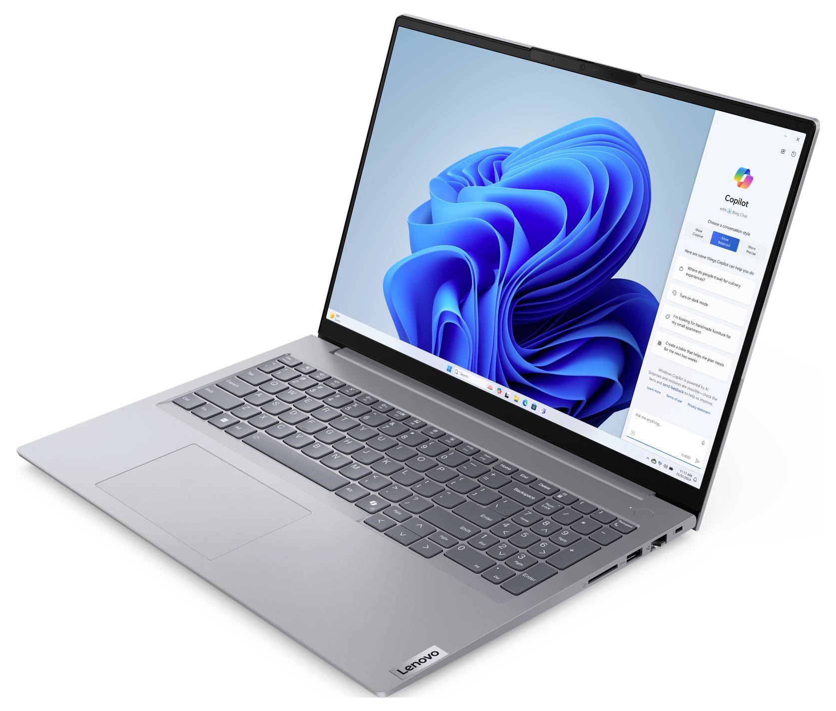 Ein silberner Laptop mit einem Windows 11 Desktop-Bildschirm, der Icons und Widgets auf der rechten Seite zeigt. Das Lenovo-Logo ist in der Ecke sichtbar.