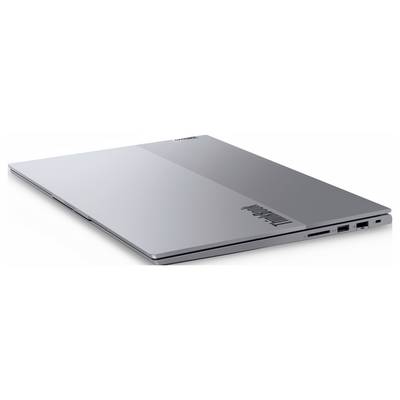 Ein schlankes, geschlossenes Laptop mit metallfarbener Oberfläche, ausgestattet mit zwei USB-Anschlüssen und einem Kopfhöreranschluss an der Seite.