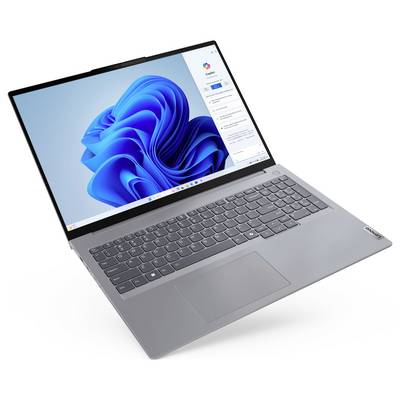 Ein schlankes silbernes Laptop mit einem sichtbaren Bildschirm, der ein blaues abstraktes Design und ein geöffnetes Einstellungsfenster zeigt, ausgestattet mit einer vollständigen Tastatur.