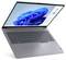 Ein Laptop mit einer teilweisen Ansicht eines lebendigen blauen, wirbelnden Designs auf dem Bildschirm, leicht schräg geöffnet, mit sichtbarer Tastatur und Touchpad.