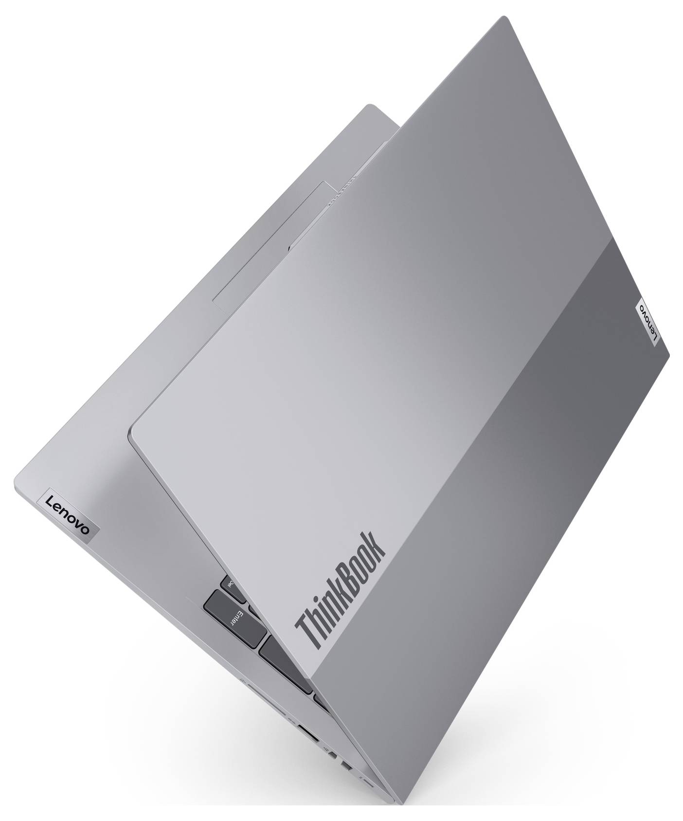 Ein schlanker, teilweise geöffneter Lenovo ThinkBook Laptop, der sein schlankes, metallisches Design und das Markenlogo auf dem Deckel präsentiert.