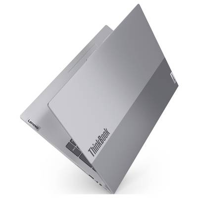 Ein schlanker, teilweise geöffneter Lenovo ThinkBook Laptop, der sein schlankes, metallisches Design und das Markenlogo auf dem Deckel präsentiert.