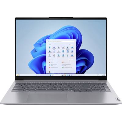 Ein Laptop mit silbernem Gehäuse und einem Bildschirm, auf dem das Windows 11 Startmenü angezeigt wird, vor einem blauen abstrakten Wirbeldesign im Hintergrund.