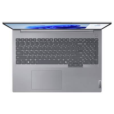 Eine Draufsicht eines silbernen Laptops mit vollständigem Tastaturlayout und Touchpad. Der Bildschirm zeigt einen blau gehaltenen Desktop mit einem geöffneten Fenster.
