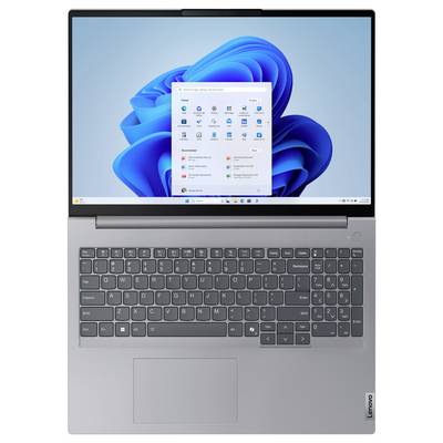 Ein silberner Laptop mit einem Windows 11-Startbildschirm, der Anwendungssymbole und einen blauen abstrakten Hintergrund zeigt.