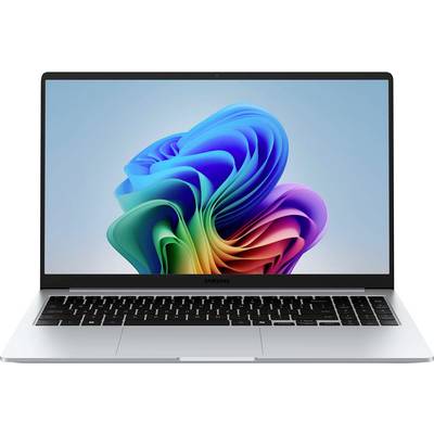 Ein silberner Laptop mit einer schwarzen Tastatur zeigt eine lebendige, abstrakte mehrfarbige Spirale auf seinem Bildschirm, vor einem hellblauen Hintergrund.