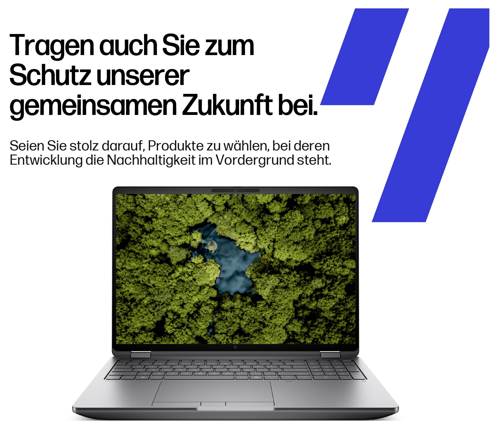 Ein Laptop, der eine Draufsicht eines Waldes und Wassers zeigt, neben deutschem Text, der nachhaltige Produktentwicklung bewirbt.
