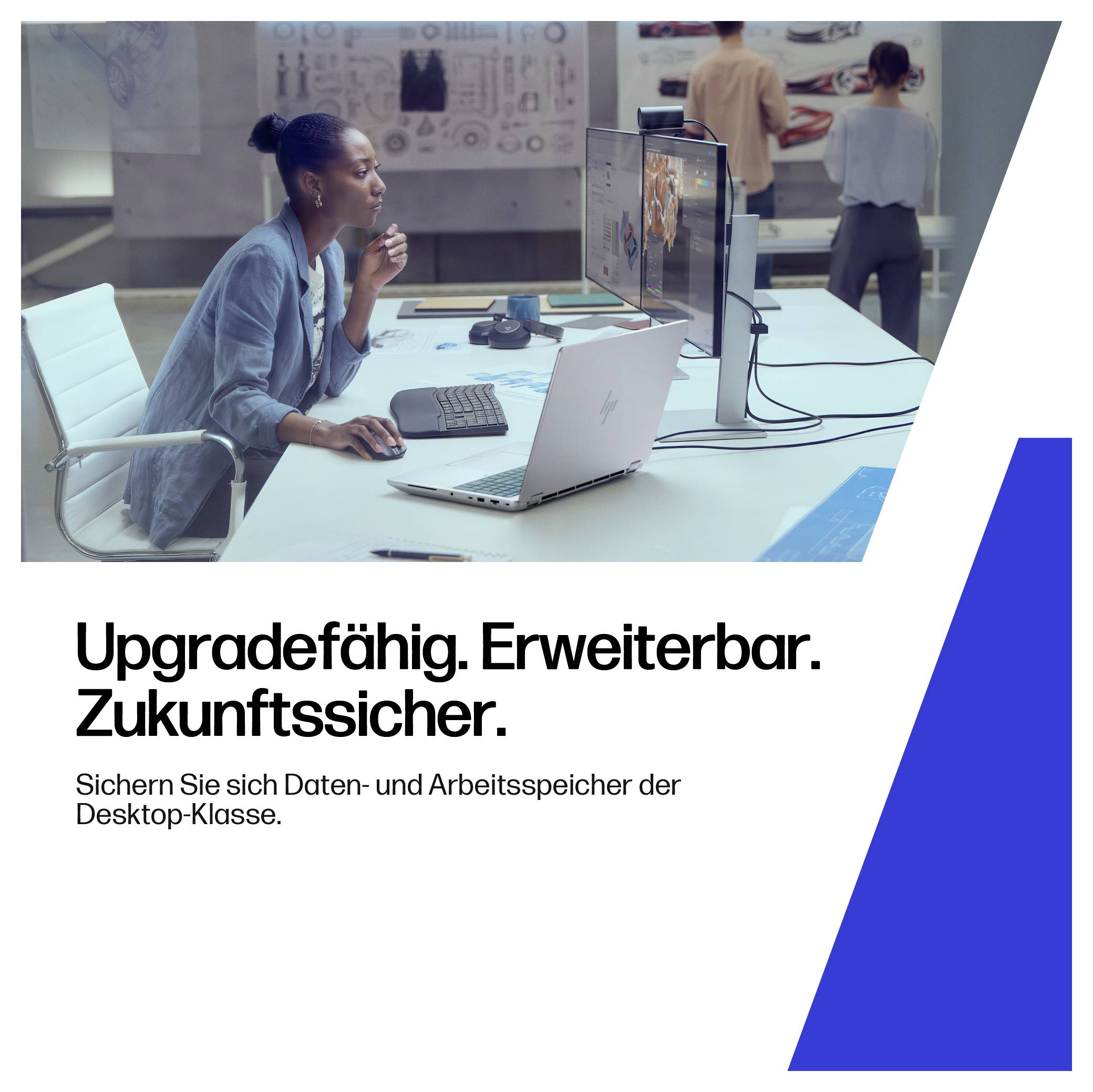 Eine Frau arbeitet an einem Schreibtisch mit mehreren Monitoren in einer Büroumgebung. Der Text unten lautet "Upgradfähig. Erweiterbar. Zukunftssicher."