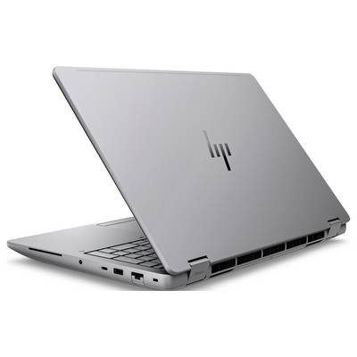 Ein silberner Laptop teilweise geöffnet, mit sichtbaren Anschlüssen an der Seite und einem Logo auf dem Deckel, auf einem weißen Hintergrund positioniert.