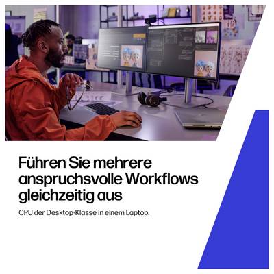 Eine Person in einer hellen Jacke arbeitet an einem Schreibtisch mit mehreren Monitoren, auf denen Design-Software und Code zu sehen sind. Deutscher Text bewirbt High-Performance-Laptops.
