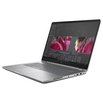 Ein silberner Laptop, auf dessen Bildschirm Videobearbeitungssoftware zu sehen ist, mit zwei Videoclips in einer Zeitleiste.