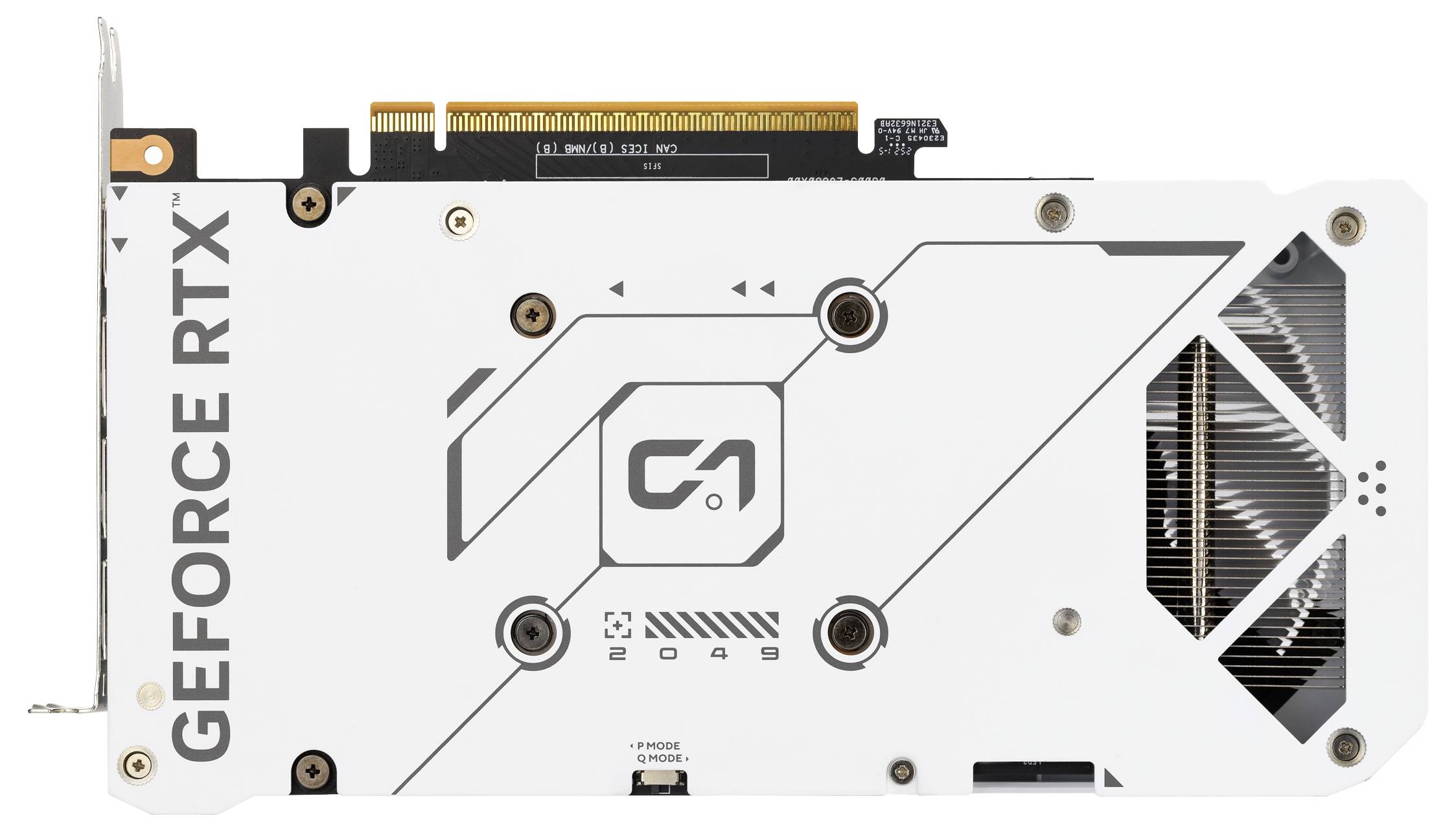 Eine weiße Grafikkarte mit der Aufschrift 'GeForce RTX' in fetter Schrift, freigelegten Lüfterblättern an der Seite und geometrischen Designakzenten auf der Rückseite.