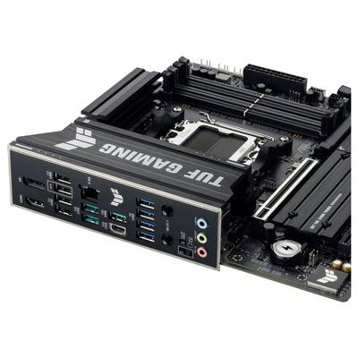 Eine Mainplatine mit der Bezeichnung 'TUF GAMING', die mehrere USB-Anschlüsse, Audioports und PCIe-Steckplätze aufweist und für High-Performance-Gaming entwickelt wurde.