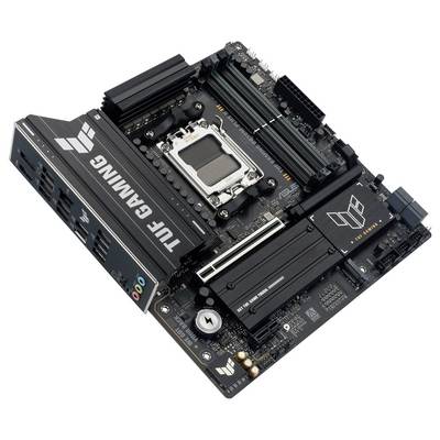 Ein TUF Gaming Mainboard in einem Winkel, das verschiedene Anschlüsse und Steckplätze zeigt. Es ist bereit für einen High-Performance-Aufbau mit Bereichen für CPU, RAM und mehr.