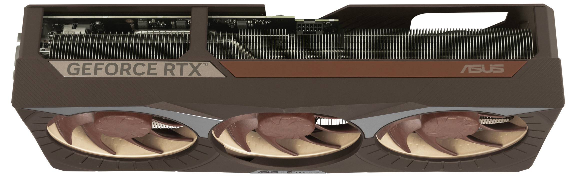Eine Grafikkarte mit drei großen Lüftern und 'GEFORCE RTX' Branding, mit einem braun-kupferfarbenen Farbschema, hergestellt von ASUS.
