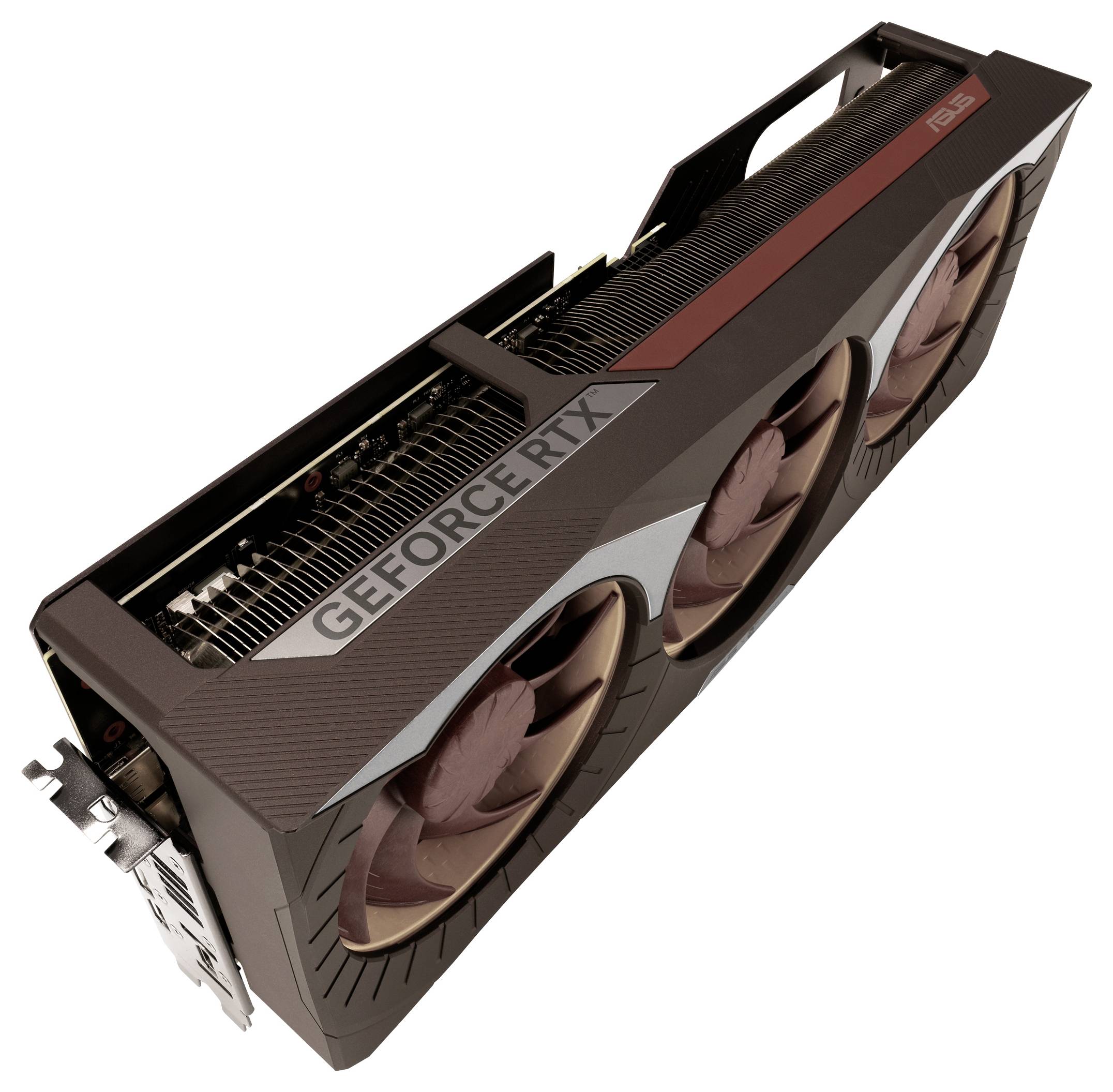 Eine Grafikkarte mit drei Kühlventilatoren, beschriftet mit 'GeForce RTX', in einer Winkelansicht, die Schaltkreiskomponenten und einen Stromanschluss an der Seite zeigt.