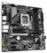 Eine Computerplatine mit PCIe-Steckplätzen, RAM-Steckplätzen und verschiedenen Anschlüssen. Der zentrale CPU-Sockel ist ohne Prozessor dargestellt.