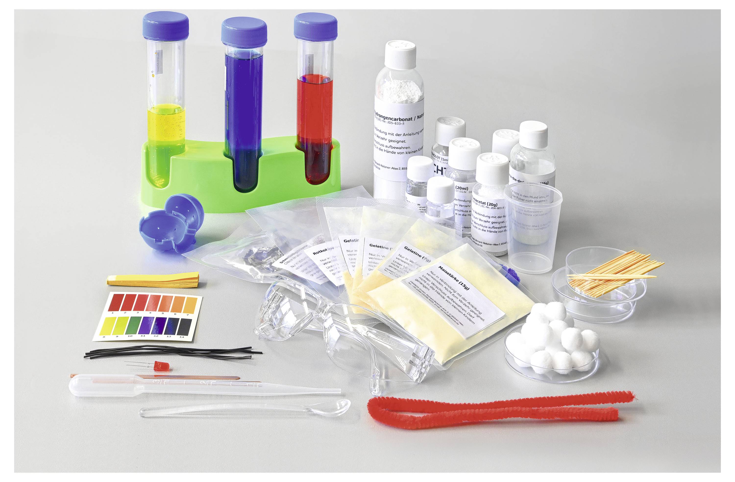 Wissenschaftsset mit Reagenzgläsern, Chemikalien, pH-Teststreifen, Pipetten, Wattebällchen und Pinseln. Gedacht für Bildungsexperimente.