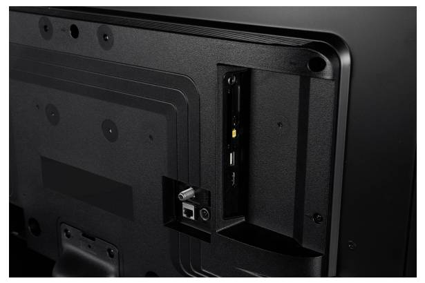 Eine Nahaufnahme der Rückseite eines Fernsehers, die HDMI-, USB- und andere Anschlüsse zeigt, die für den Anschluss externer Geräte konzipiert sind.