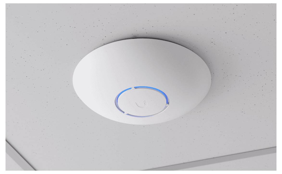 Ein an der Decke montierter weißer drahtloser Zugangspunkt mit einem blauen LED-Ringindikator, der darauf hindeutet, dass er eingeschaltet und betriebsbereit ist.