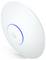 Ein schlanker, kreisförmiger Wireless Access Point mit einem leuchtenden blauen Ring, der für die Montage an Decken oder Wänden konzipiert ist, um die WLAN-Abdeckung zu erweitern.