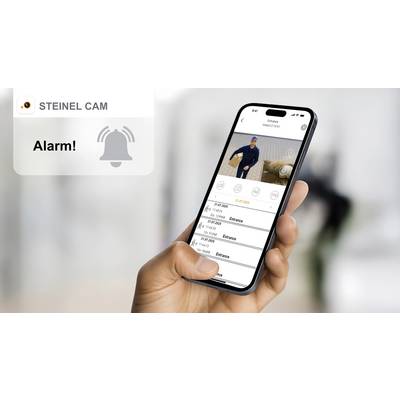Eine Hand hält ein Smartphone, das eine Sicherheitskamera-App mit einem Live-Videofeed und Alarm-Benachrichtigungen zeigt, die ein erkanntes Ereignis andeuten.
