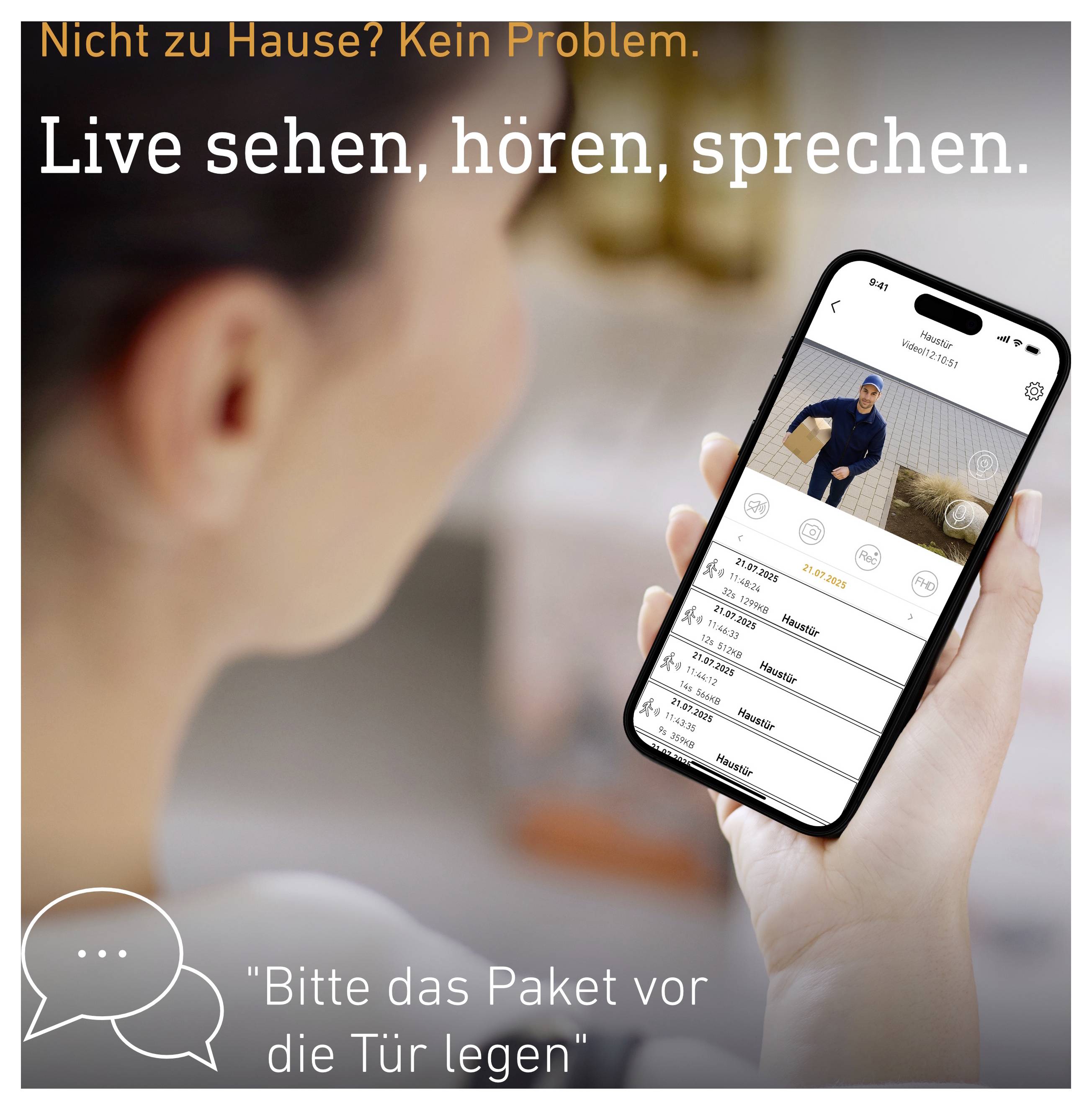 Person nutzt Smartphone zur Live-Überwachung; Text: 'Nicht zu Hause? Kein Problem. Live sehen, hören, sprechen.' und 'Bitte das Paket vor die Tür legen'<br>