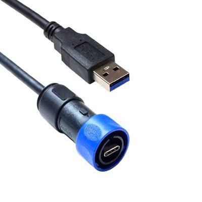 Ein USB 3.0 auf USB-C Adapterkabel mit einem schwarz-blauen Design, verwendet zum Verbinden von Geräten mit unterschiedlichen USB-Anschlüssen.