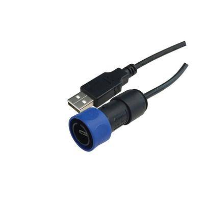Ein schwarzes USB-Kabel mit einer blauen Schutzkappe an einem Ende.