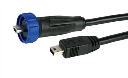 Ein schwarzes USB-Kabel mit zwei verschiedenen Anschlüssen: einem kreisförmigen blauen und schwarzen Stecker und einem kleineren rechteckigen Stecker.