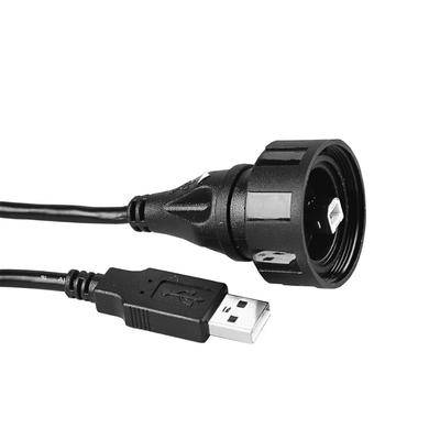 Ein schwarzes Kabel mit einem USB-Anschluss auf der einen Seite und einem zylindrischen Anschluss auf der anderen Seite, das zum Anschließen oder Aufladen von Geräten verwendet wird.