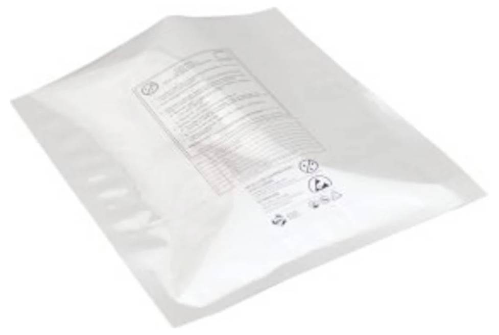 Ein vakuumversiegelter transparenter Beutel mit Sicherheitshinweisen und Recycling-Symbolen, der üblicherweise für sterile Verpackungen verwendet wird.