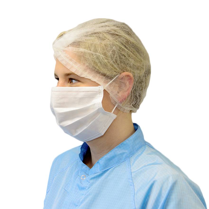 Ein Gesundheitsarbeiter mit Maske, Haarnetz und blauer Uniform, der nach rechts blickt und damit eine klinische oder Krankenhausumgebung andeutet.