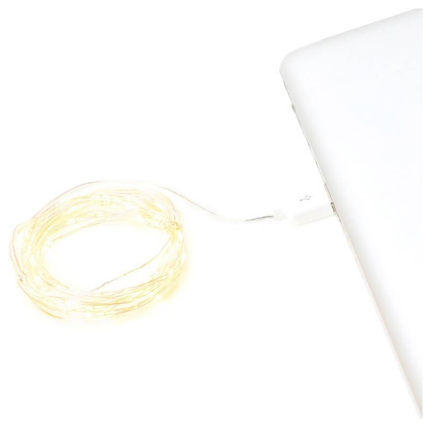 Eine Spule aus Kupferdraht mit kleinen LED-Lichtern, die in den USB-Anschluss eines Laptops gesteckt ist, deutet auf eine mobile Stromquelle für die Beleuchtung hin.