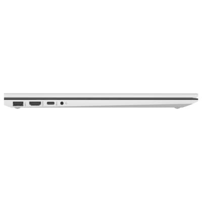 Seitenansicht eines silbernen Laptops, der Anschlüsse wie USB, HDMI und Kopfhörerbuchse auf einer Schreibtischoberfläche zeigt.