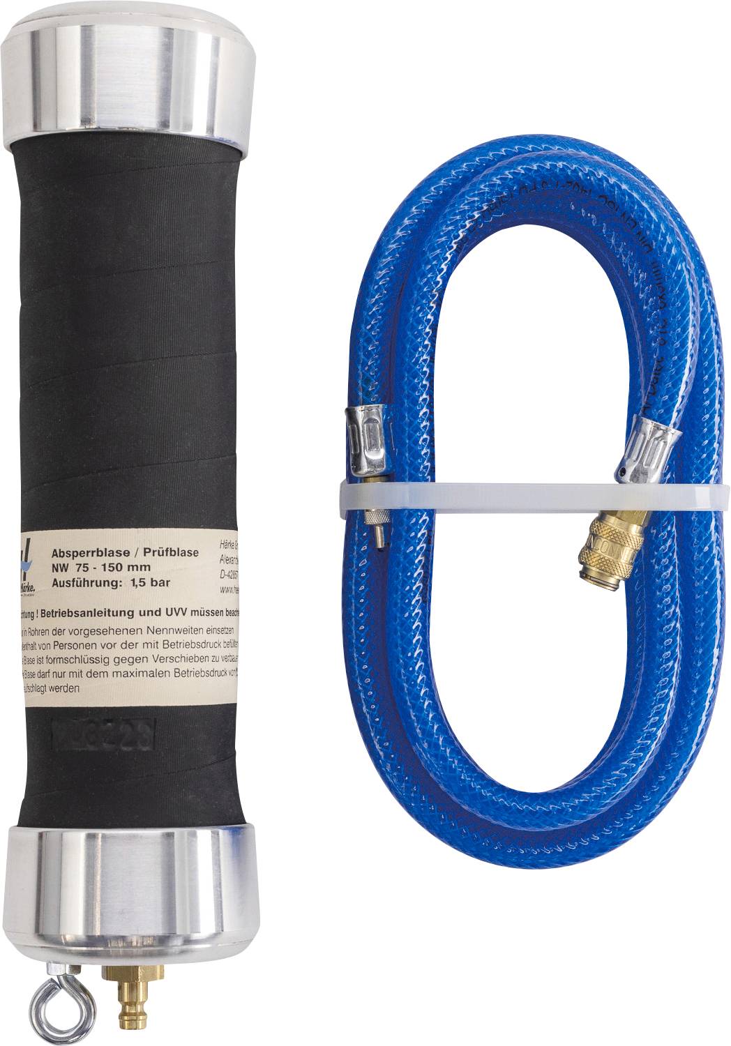 Ein Rohrverschlusspfropfen für Drucktests und ein blauer Schlauch werden präsentiert. Der Pfropfen hat ein Metallende und ein Etikett mit technischen Spezifikationen. Der Schlauch ist aufgerollt und verfügt über Anschlüsse.
