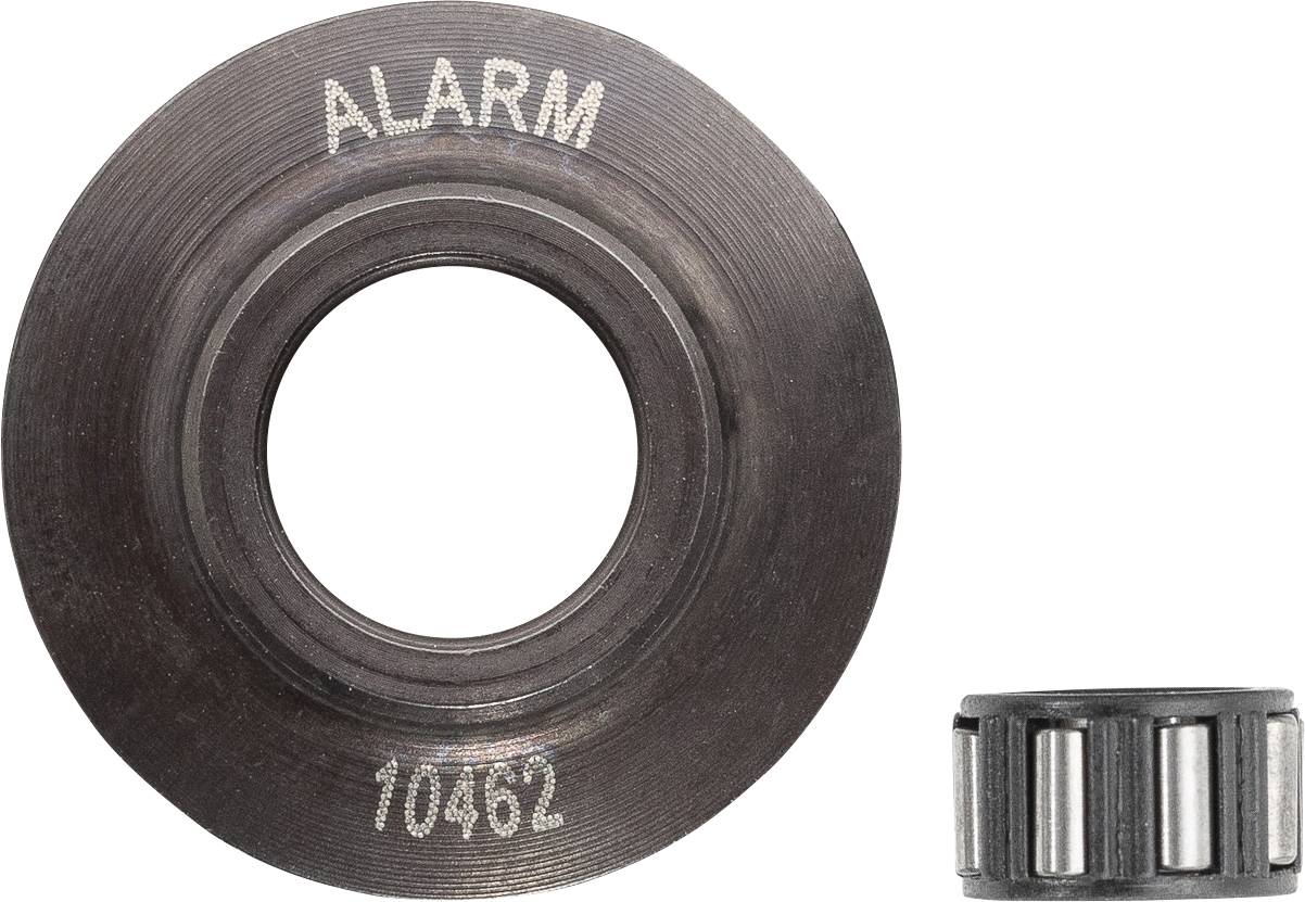 Ein dunkles Metallzahnrad mit der Aufschrift 'ALARM' und der Nummer '10462', neben einem kleinen zylindrischen Lager.