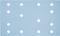 Eine hellblaue rechteckige Oberfläche mit einem Raster gleichmäßig verteilter weißer kreisförmiger Löcher in drei Reihen, die eine gelochte Textur andeuten.