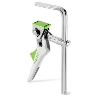 Eine metallische Schnellspannklemme mit einem grünen Schieber und der Markenaufschrift 'FESTOOL'. Wird zum sicheren Halten von Objekten beim Holzarbeiten oder in der Baubranche verwendet.