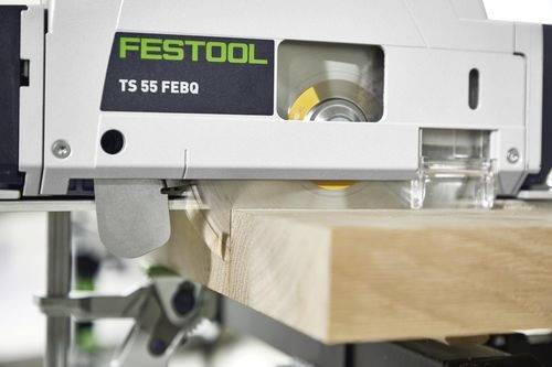 Eine Kreissäge, die eine Holzplanke durchschneidet, mit einer Nahaufnahme der rotierenden Sägeblatt und Holzspänen. Etikett liest 'FESTOOL TS 55 FEBQ'.