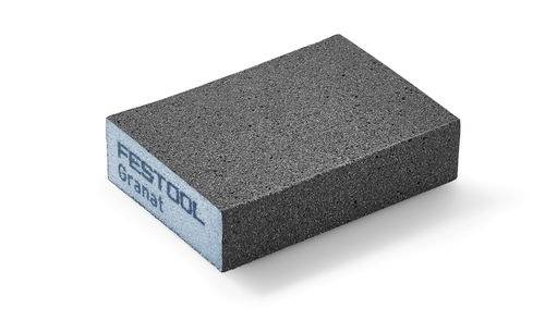 Ein rechteckiger Schleifsvlies mit der Bezeichnung 'Festool Granat', das eine strukturierte graue Oberfläche und eine blaue Seite aufweist und zum Schleifen von Oberflächen verwendet wird.