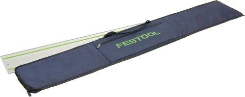 Eine lange, schmale Werkzeugtasche mit der Aufschrift "FESTOOL" mit einem teilweise sichtbaren grün-grauen Führungsschienensystem für eine Tauchsäge, die für präzise Schnitte verwendet wird.