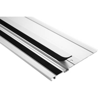 Aluminium-Türschwellenleiste mit schwarzem Gummidichtungsstreifen, verwendet zur Isolierung und Witterungsbeständigkeit am Fuß eines Türrahmens.