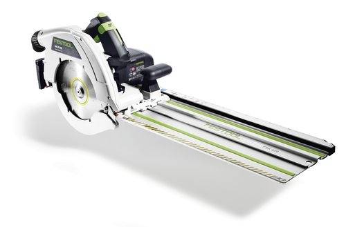 Eine Festool Tauchsäge, Modell TS 55, auf einer Führungsschiene. Die Säge ist weiß mit schwarzen und grünen Akzenten, entwickelt für präzises Holzschneiden.