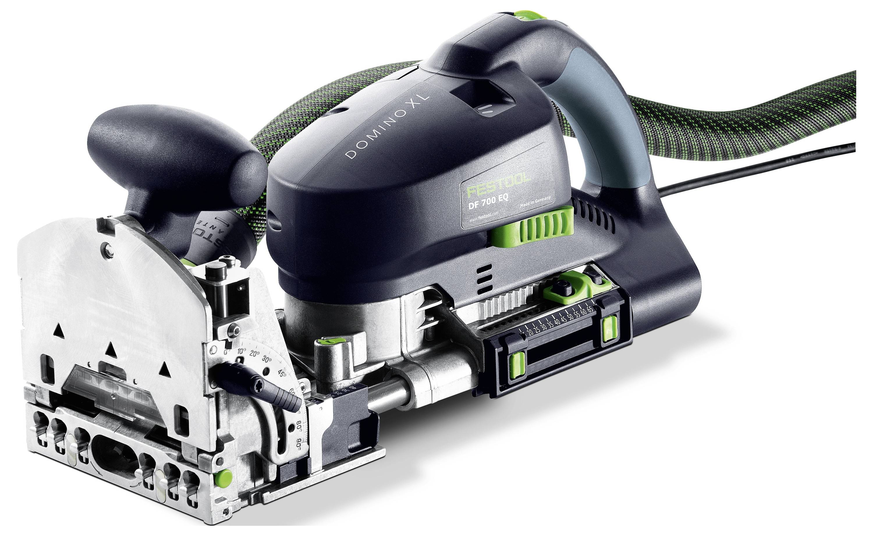 Ein handgehaltenes Elektrowerkzeug mit schwarzem und silbernem Design und einem grün akzentuierten Griff, gekennzeichnet als 'Domino XL DF 700 EQ'. Verwendet für Holzarbeiten.