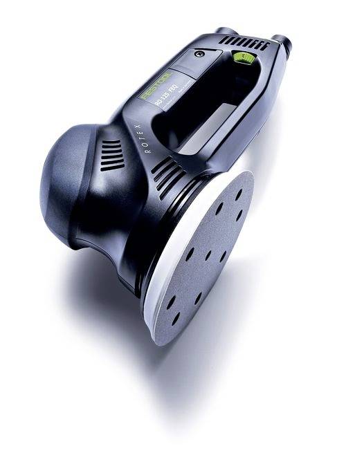 Eine handgehaltene elektrische Schleifmaschine mit einer kreisförmigen, mehrfach gelochten Schleifunterlage, die zum Glätten von Oberflächen entwickelt wurde. Schwarzer Körper mit ergonomischem Griff.